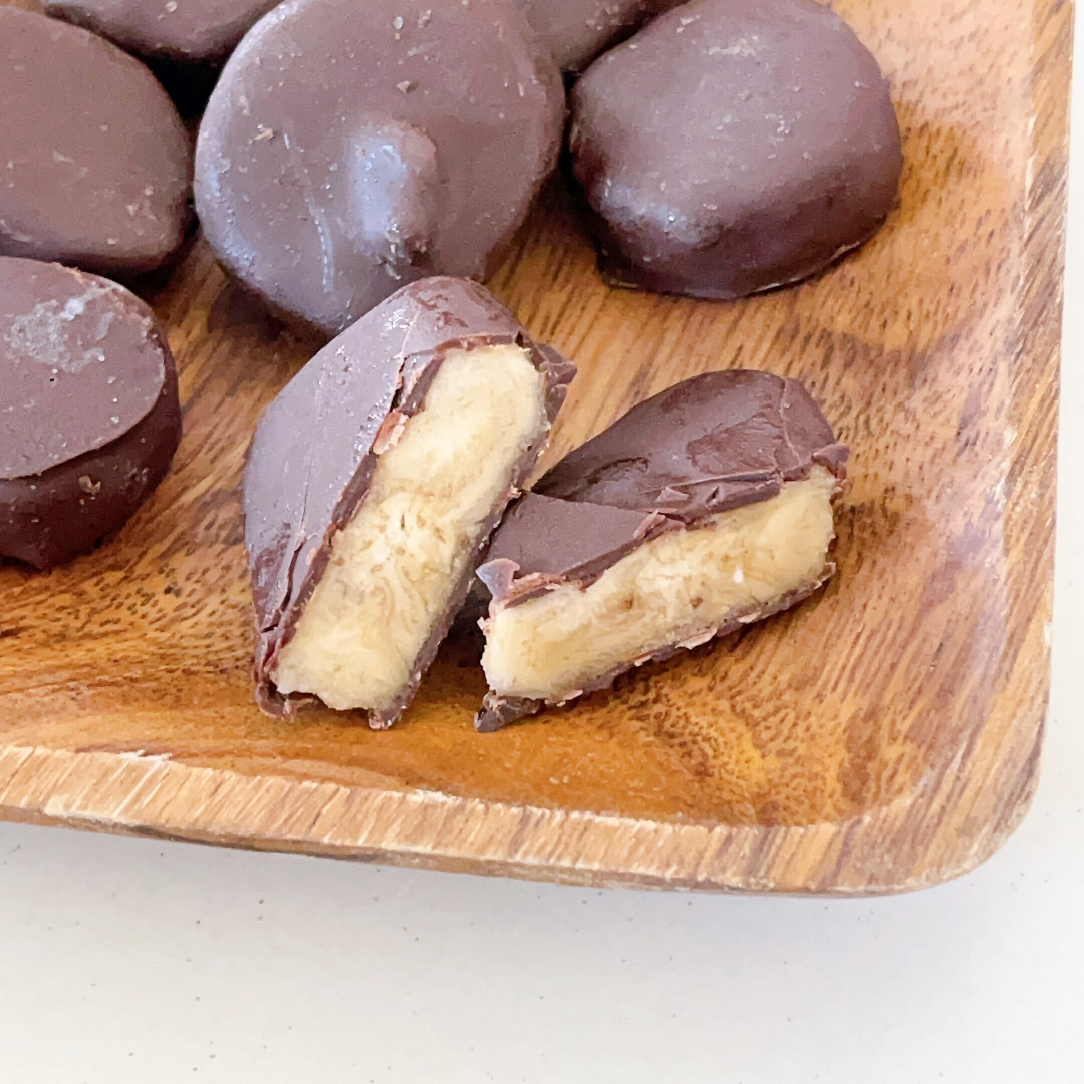 セブン-イレブンのオススメの冷凍フルーツ「フローズン チョコバナナ」「フローズン チョコブルーベリー」