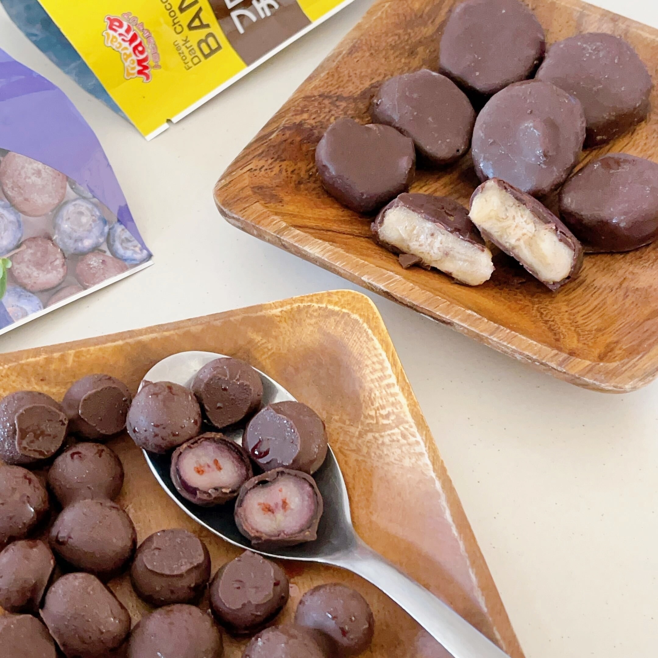 セブン-イレブンのオススメの冷凍フルーツ「フローズン チョコバナナ」「フローズン チョコブルーベリー」