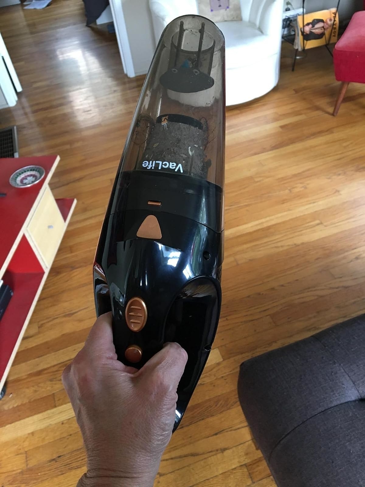 Reader holding the vacuum
