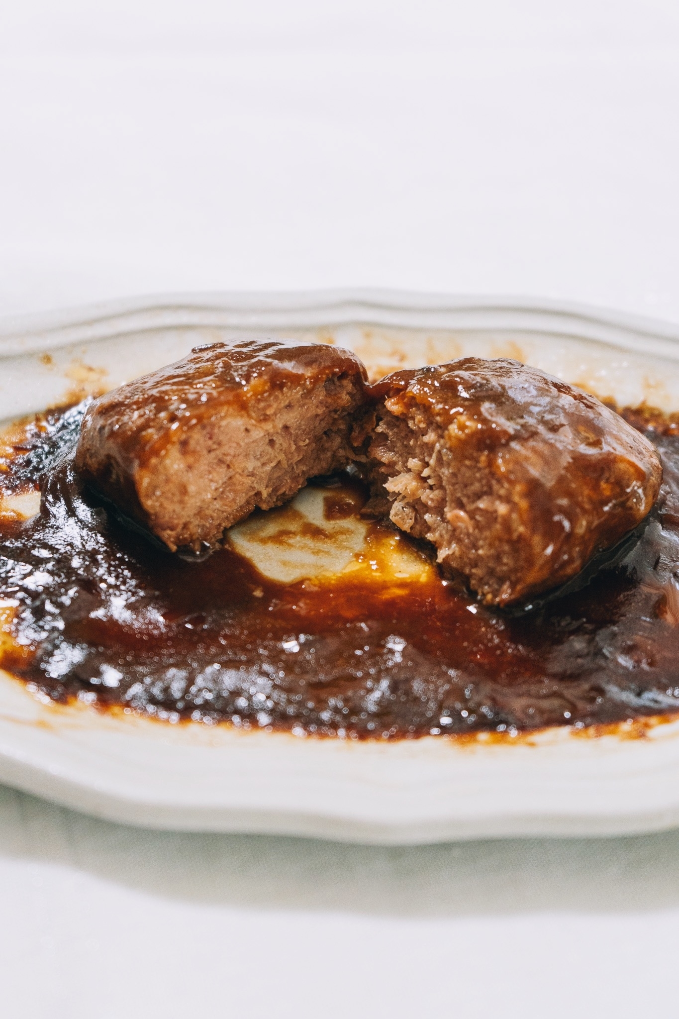 3COINSのおすすめグルメ「デミグラスソース ハンバーグ」