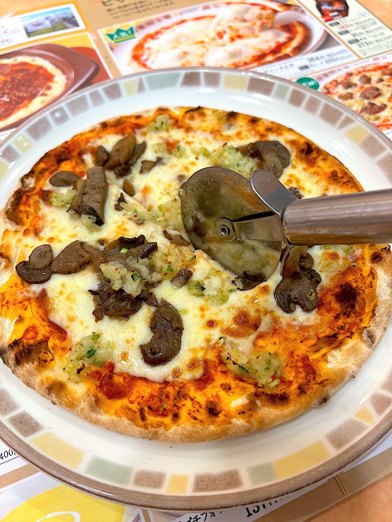 サイゼリヤのオススメの商品「野菜ときのこのピザ」