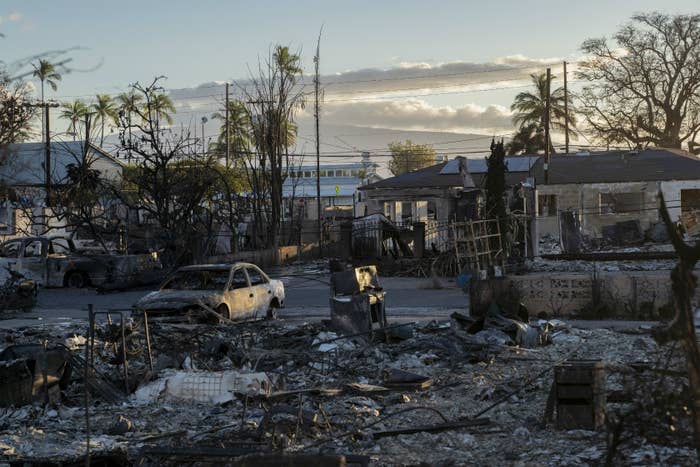 2023年8月13日、マウイ島のラハイナの町で燃えた車と破壊された家屋(Mengshin Lin for The Washington Post via Getty Images）