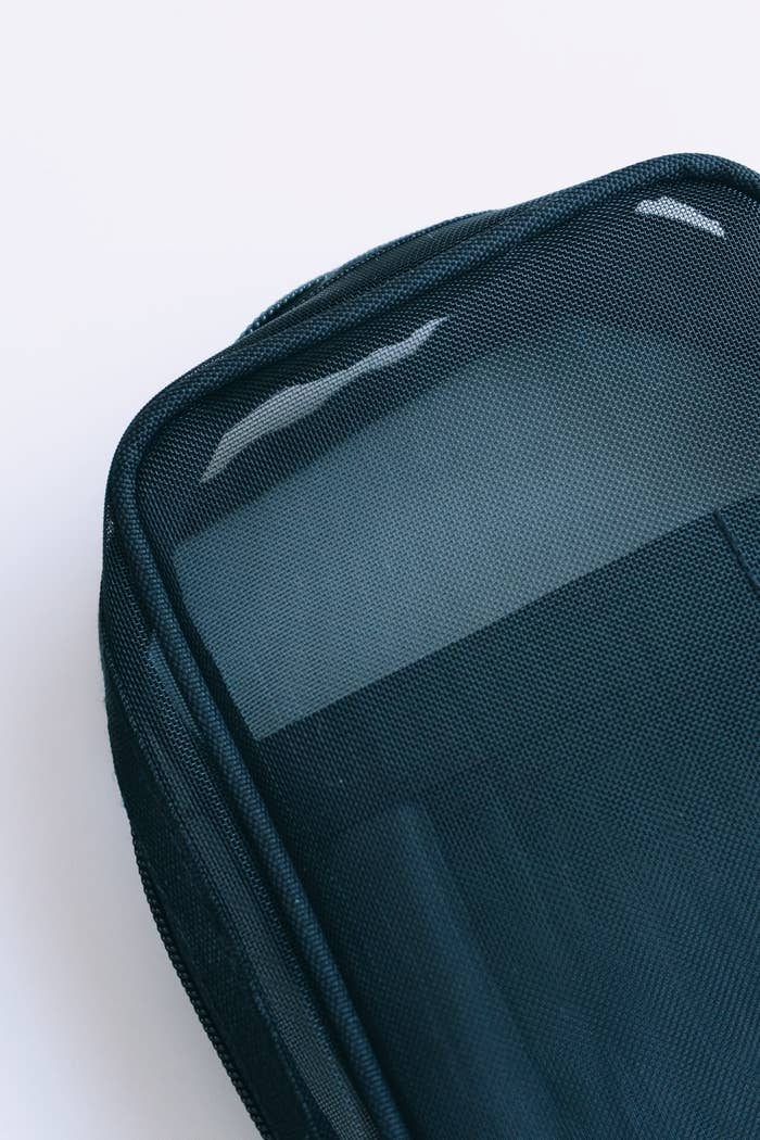 キャンドゥの便利アイテム「メッシュ 縦型ポーチ」