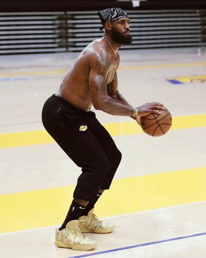 LeBron James Wears 'Yellow Marble' Nike LeBron 21 During Practice | Complex