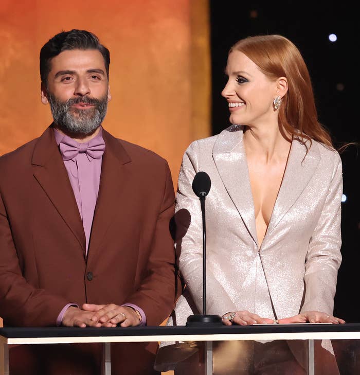 Closeup of Oscar Isaac and Jessica Chastain