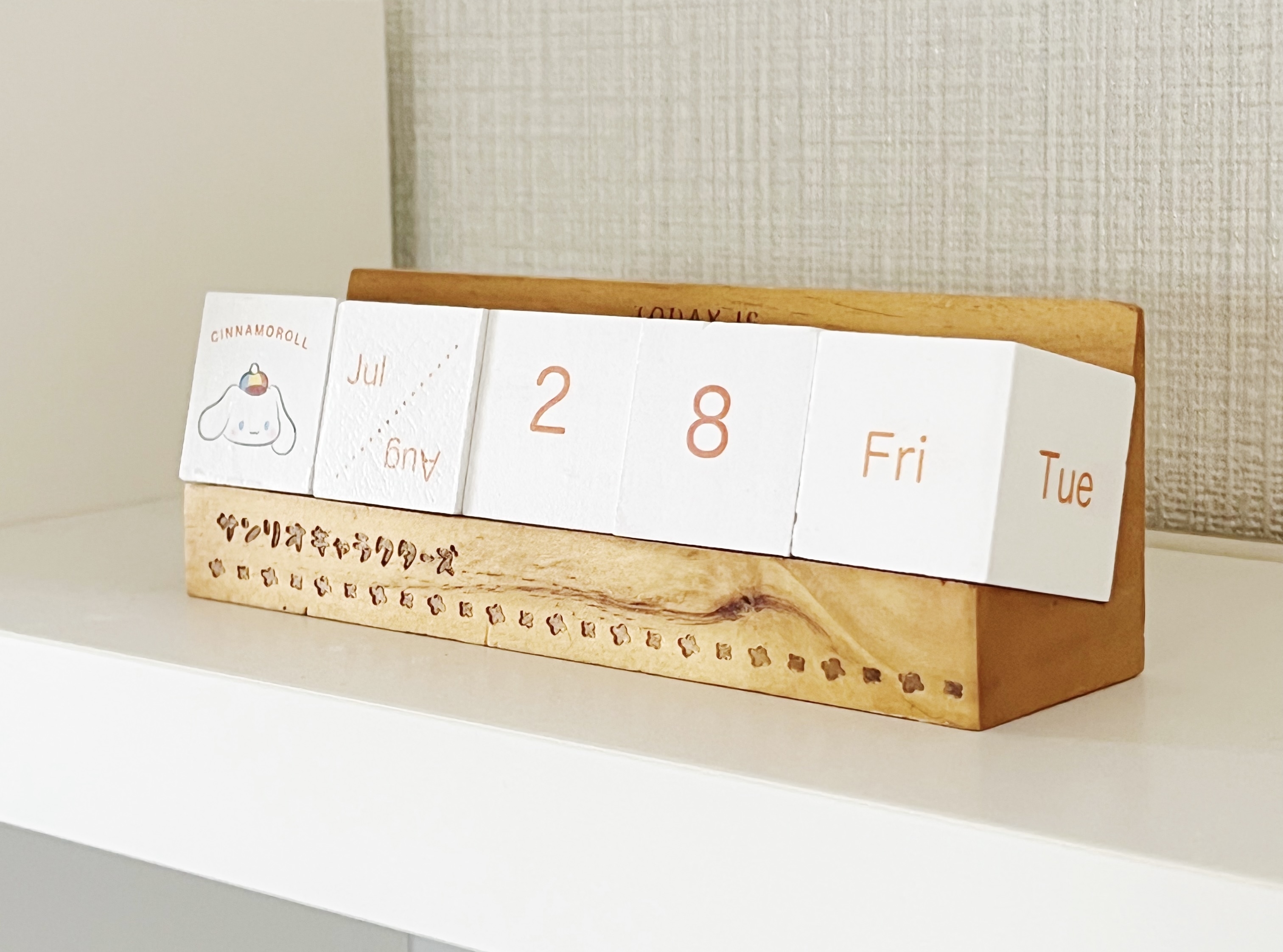 salut!(サリュ)のおすすめの雑貨「【サンリオキャラクターズ】ウッドカレンダー」