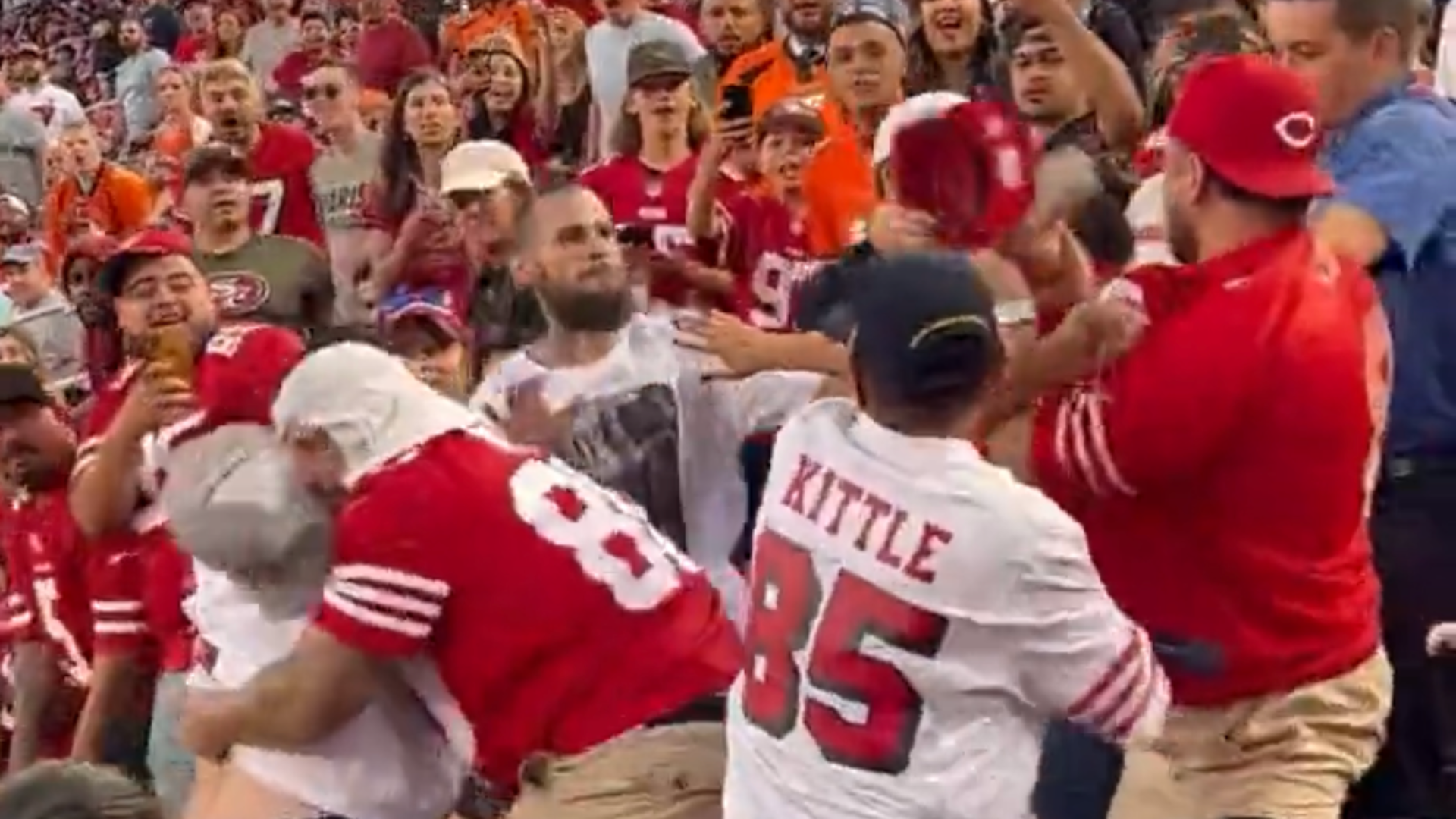 49ers fans get into massive brawl at Levi's Stadium