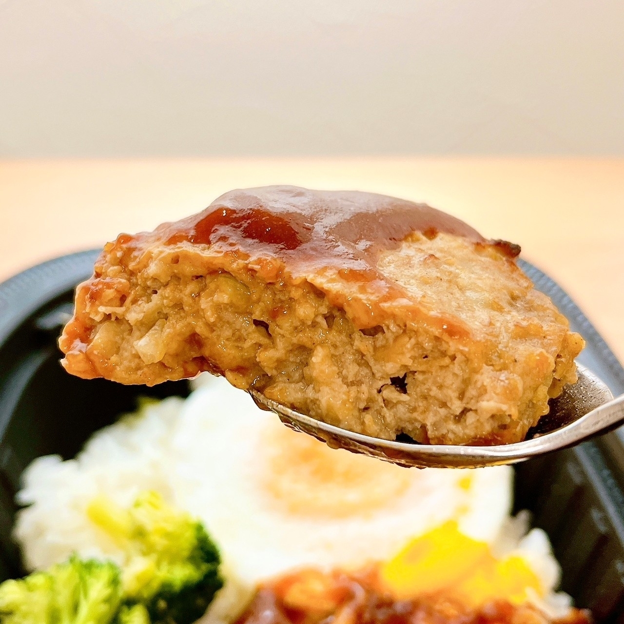 LAWSON(ローソン)のおすすめメニュー「濃厚デミソースのロコモコ」