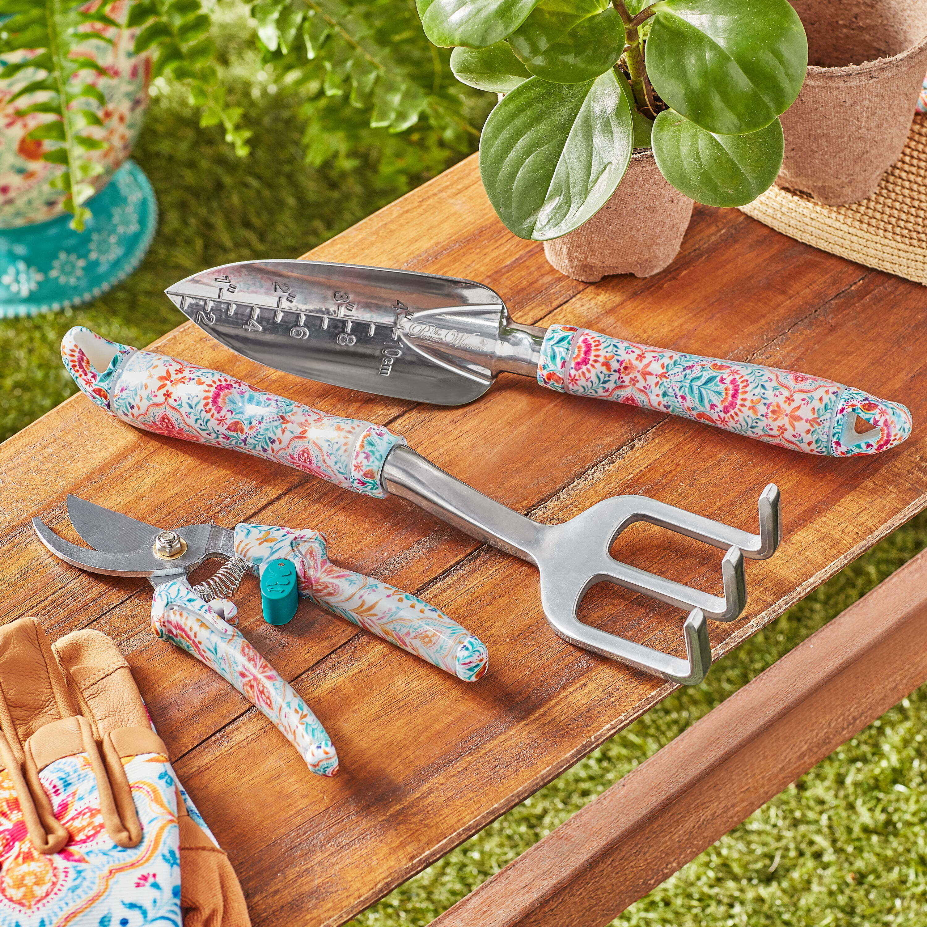 The tool set in a white floral pattern