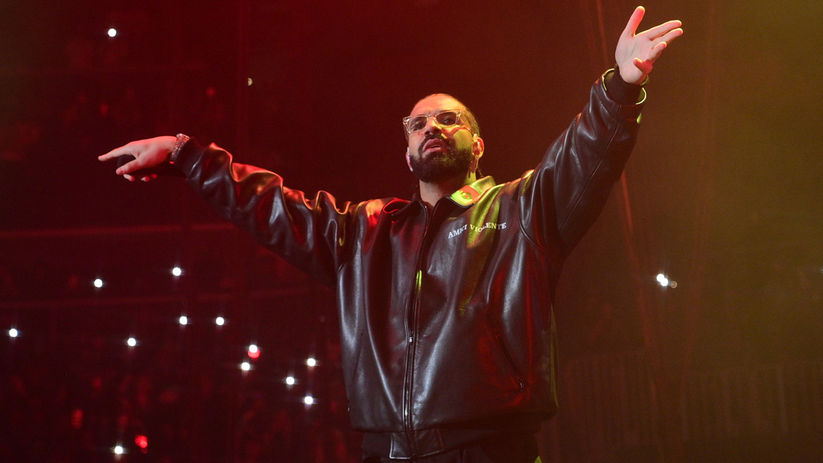 Drake fans speculate that he will go on tour after his surprise appearance  at Wireless Festival