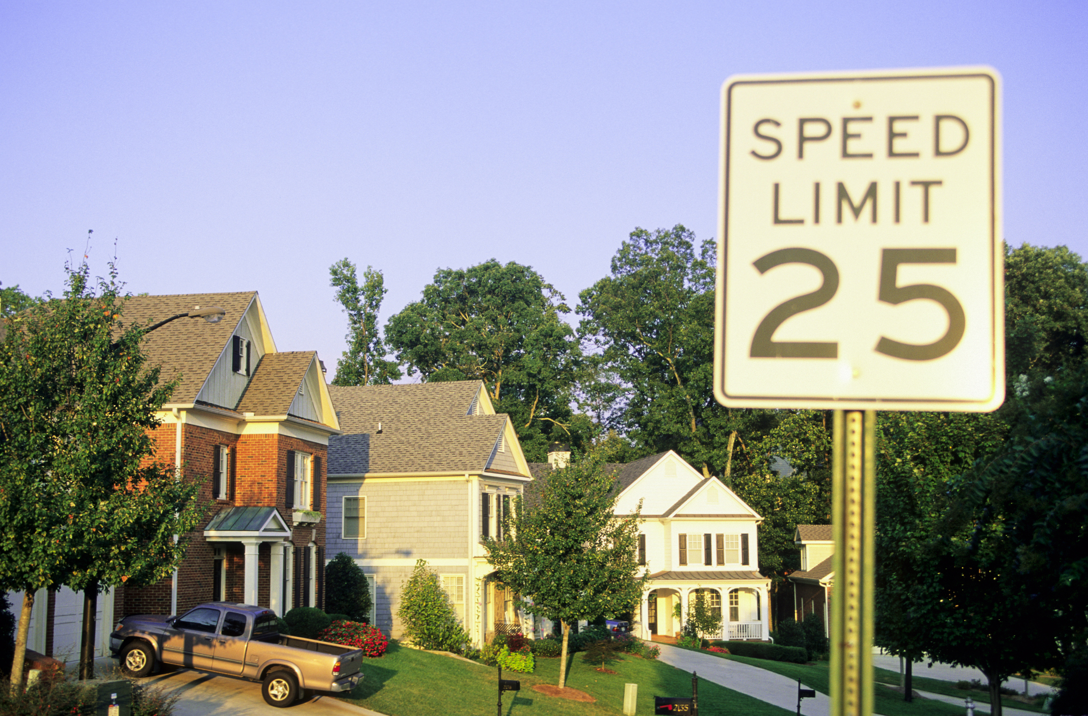speed limit: 25 sign
