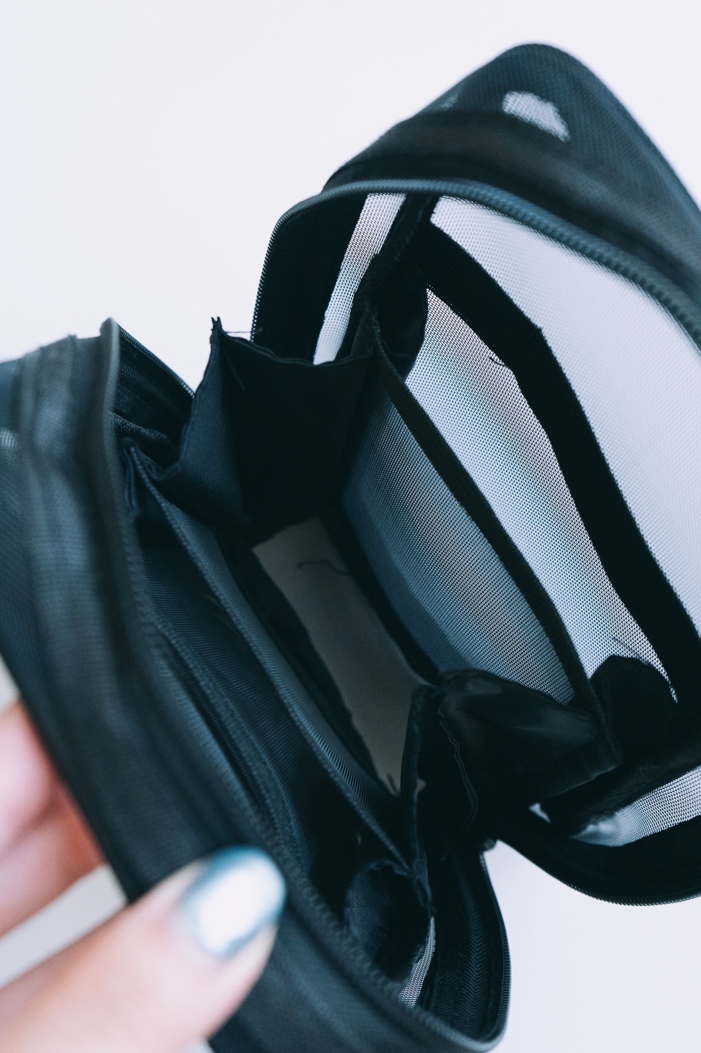 キャンドゥの便利アイテム「メッシュ 縦型ポーチ」