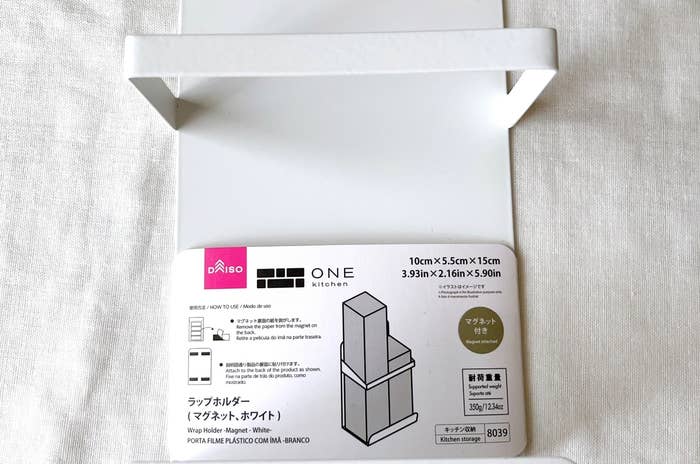 ダイソーのオススメの商品「ラップホルダー(マグネット、ホワイト)」