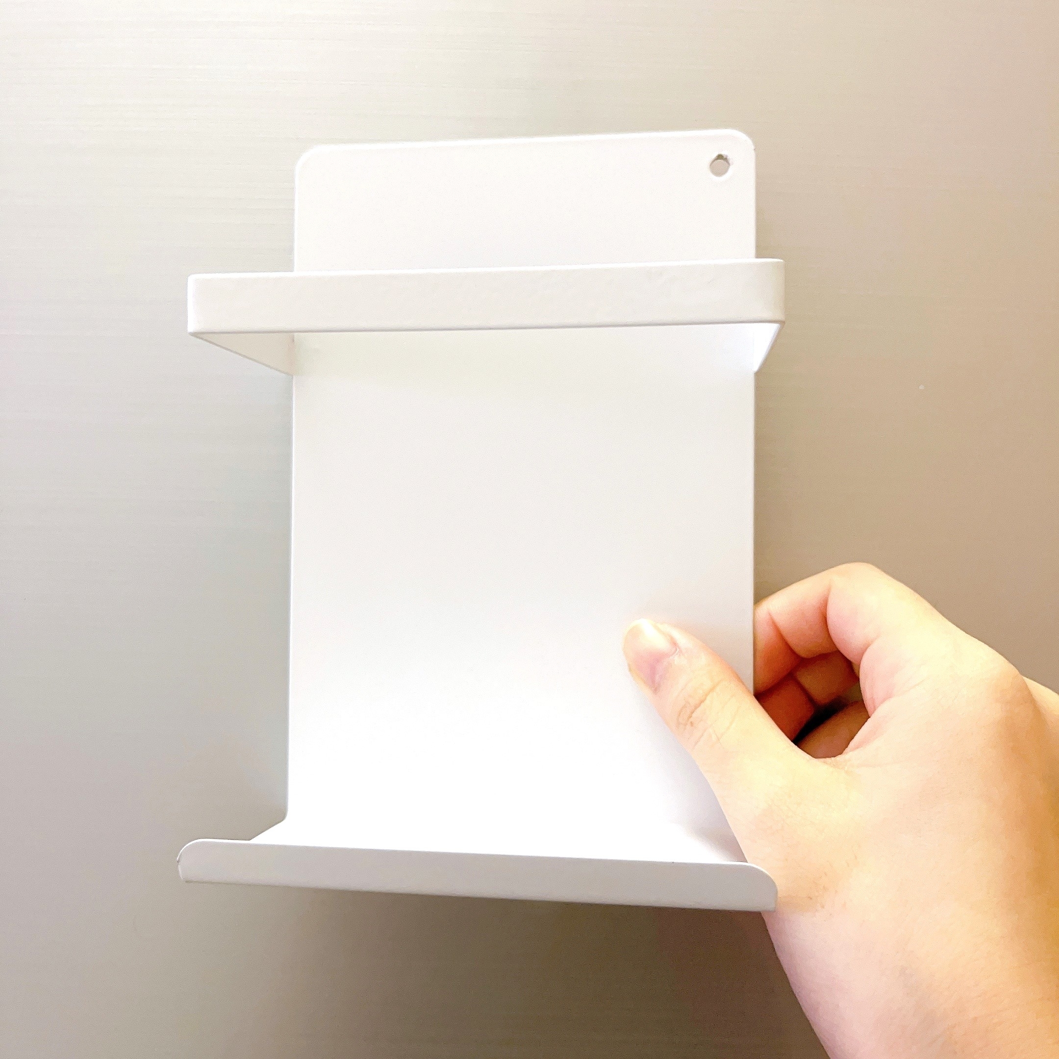 ダイソーのオススメの商品「ラップホルダー（マグネット、ホワイト）」