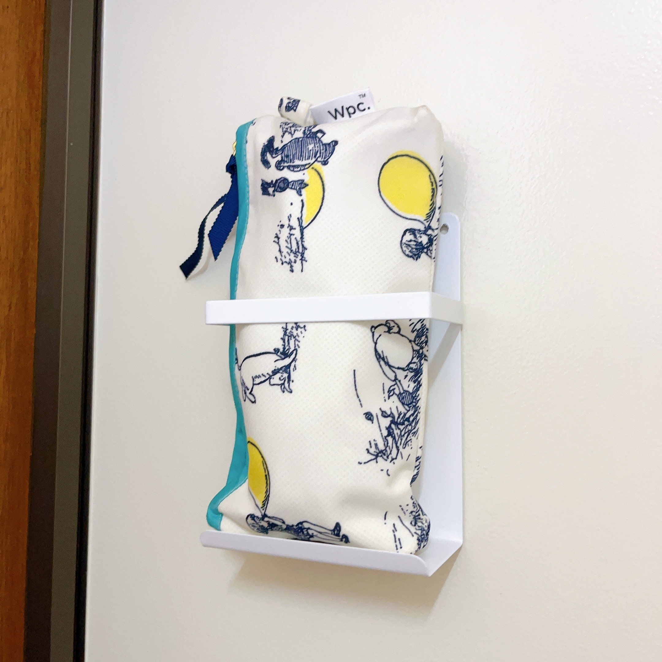 ダイソーのオススメの商品「ラップホルダー（マグネット、ホワイト）」