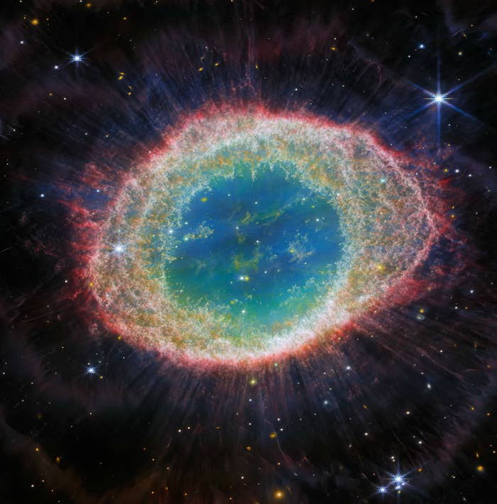 NASAが運営するジェイムズ・ウェッブ宇宙望遠鏡の公式アカウントが投稿した環状星雲M57の写真