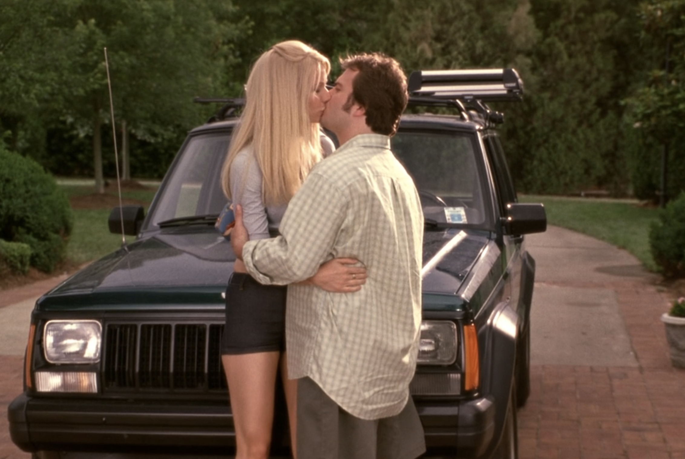 Hal and Rosemary kissing in front of a car in a scene from &quot;Shallow Hal&quot;