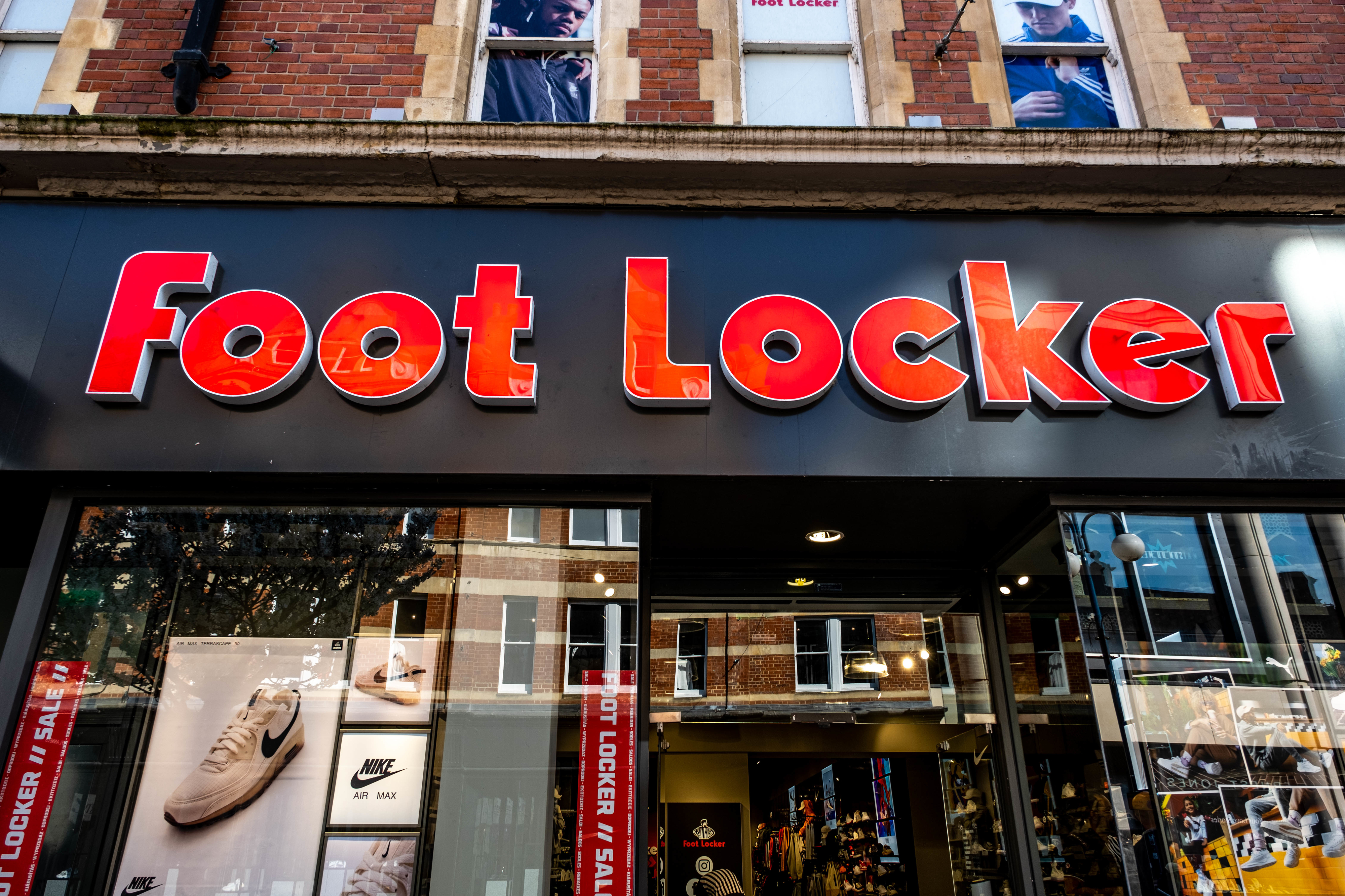Foot Locker slumps as weak demand, heavy discounts drive annual outlook cut