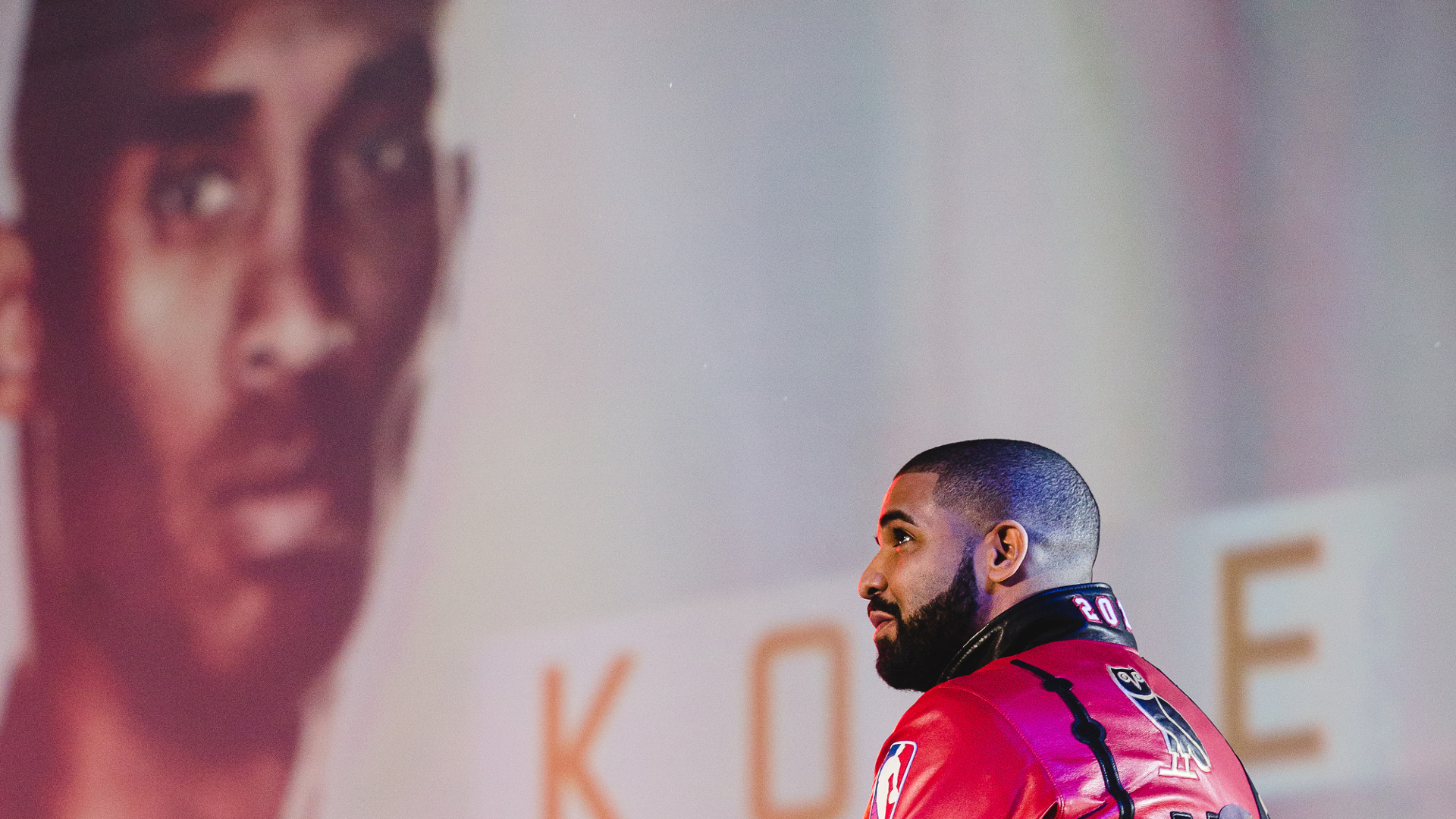 Drake pauses concert to honor Kobe Bryant after fan throws jersey on stage