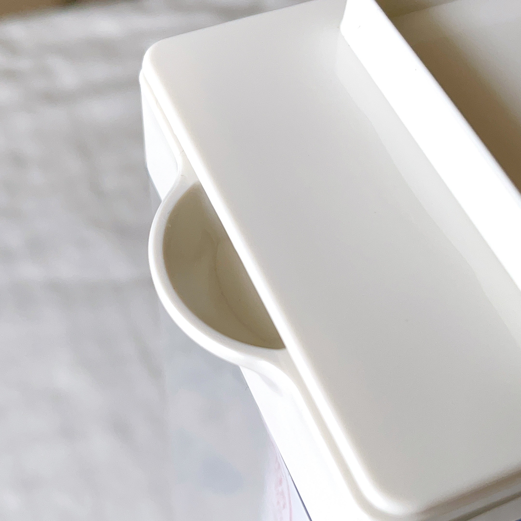 ダイソーのオススメの商品「横置きできる冷水筒（1.6L）」