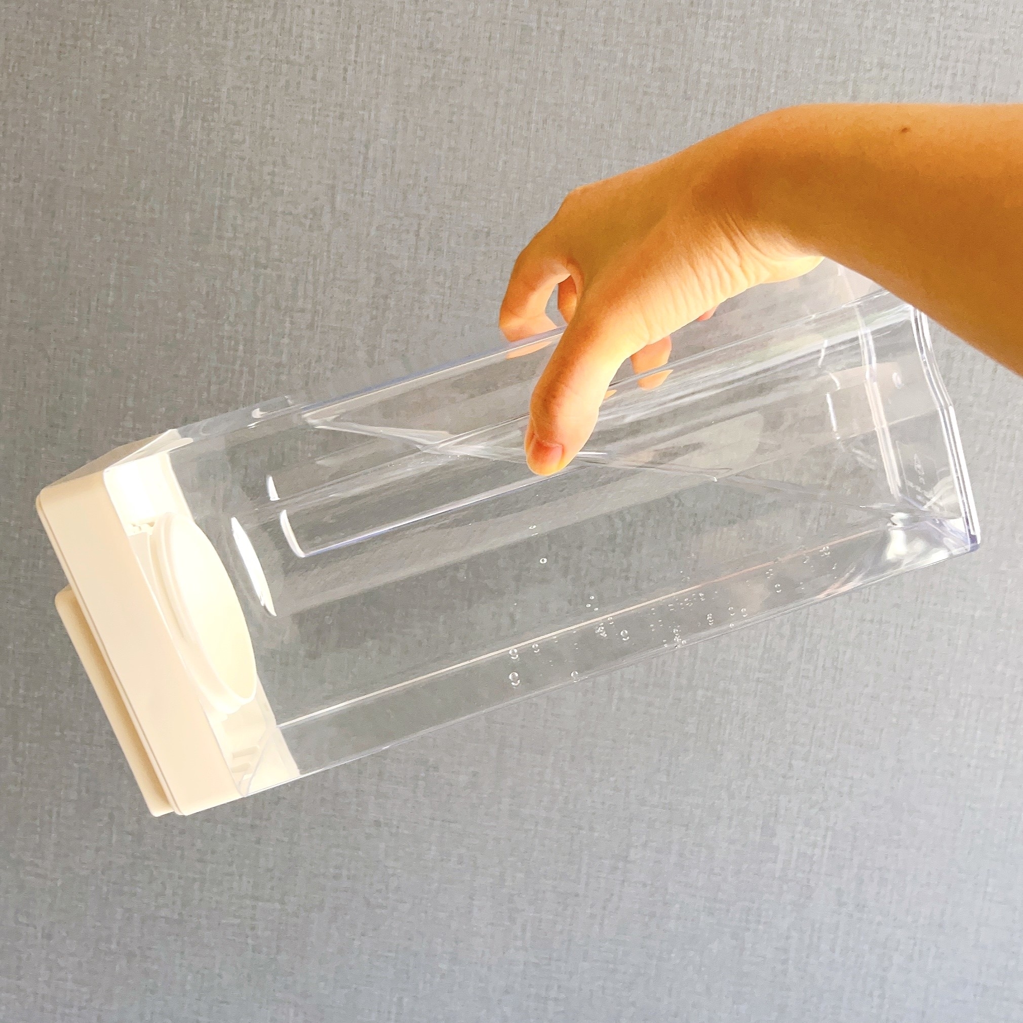 ダイソーのオススメの商品「横置きできる冷水筒(1.6L)」