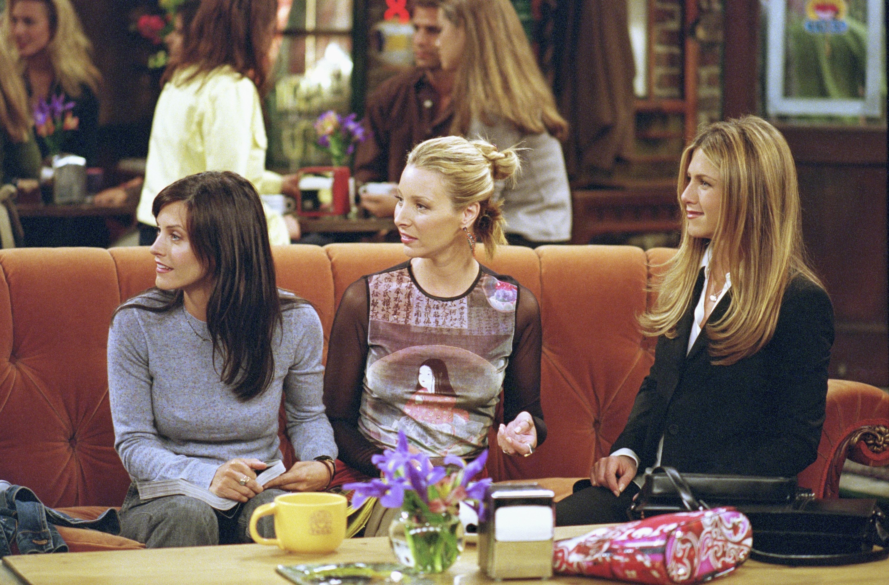 Courteney, Lisa, and Jennifer sitting on a couch