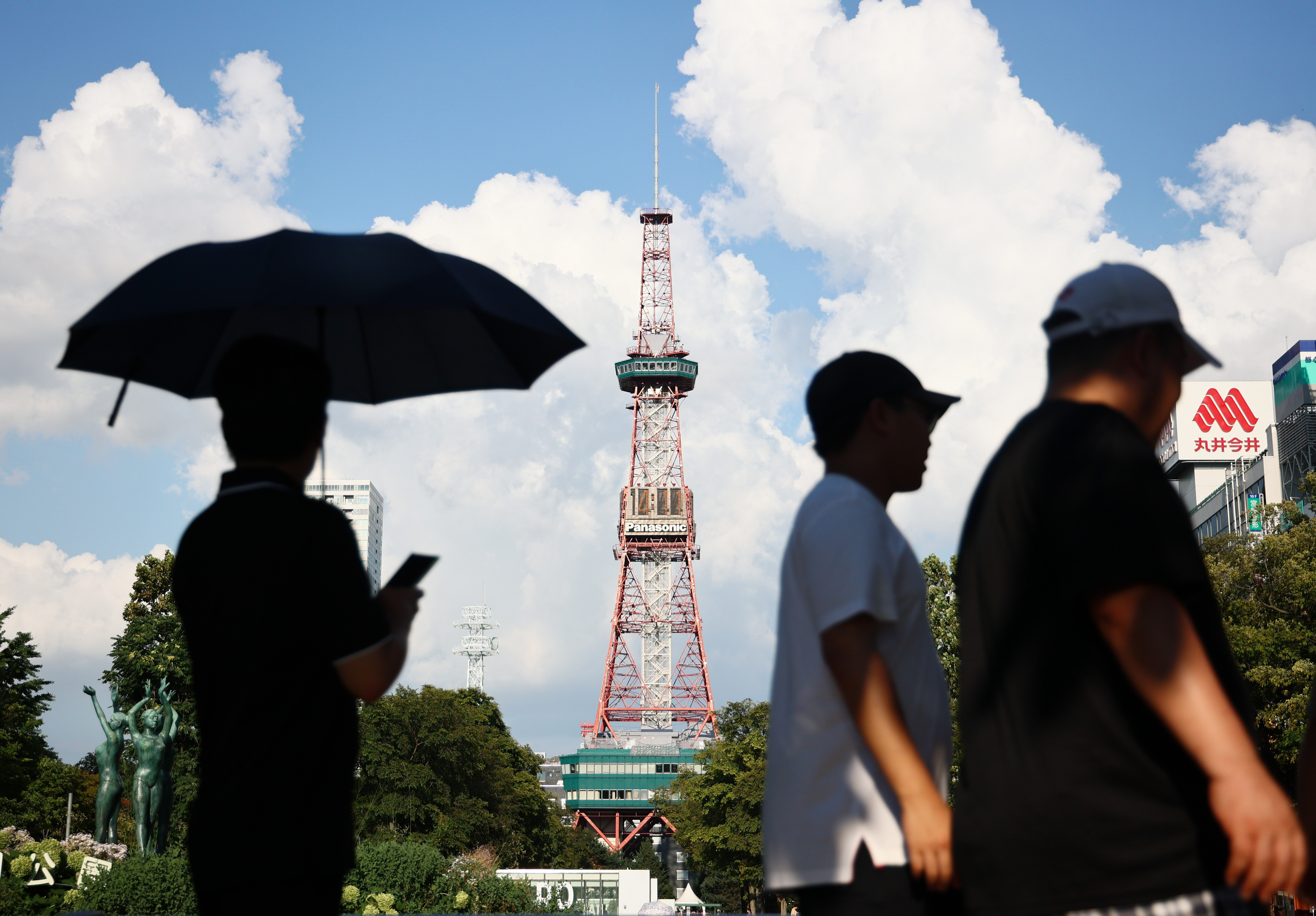 観測史上最高気温の３６・３度を記録した札幌市内を歩く人たち