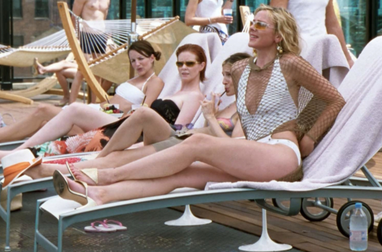 the girls of sex and the city on lounge chairs