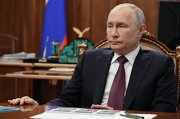 2023年8月24日、プシーリン氏とモスクワで会談するプーチン大統領（AFP＝時事）