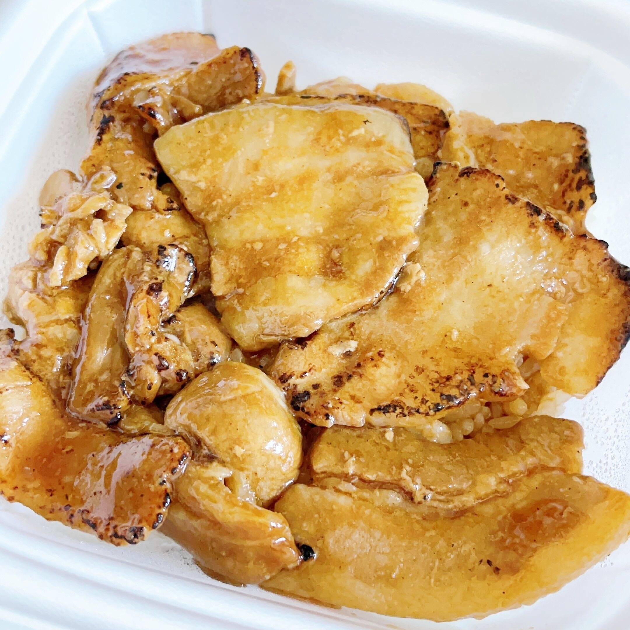 FamilyMart（ファミリーマート）のオススメのお弁当「ぶた丼のとん田監修 炙り焼豚丼」