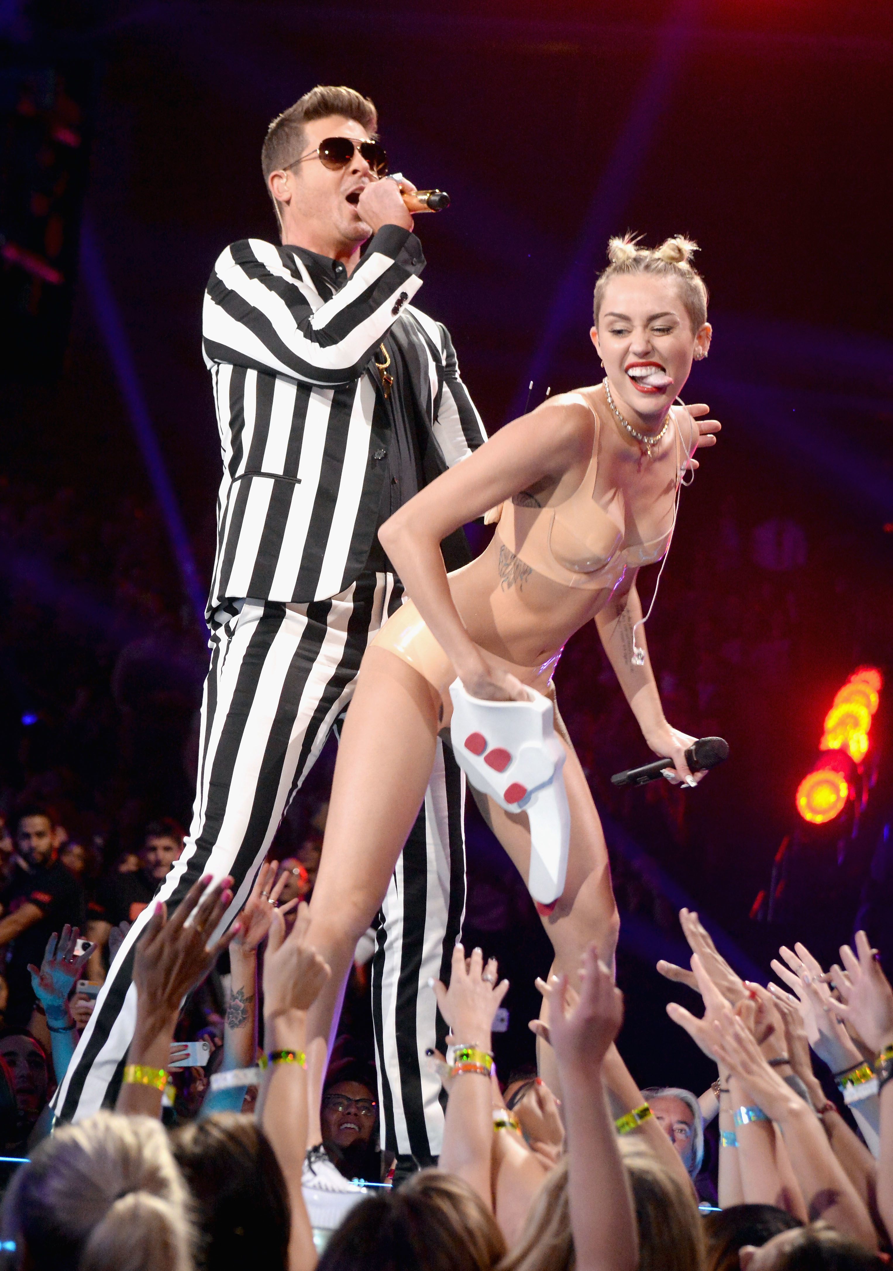 Miley twerking onstage with Robin behind her singing