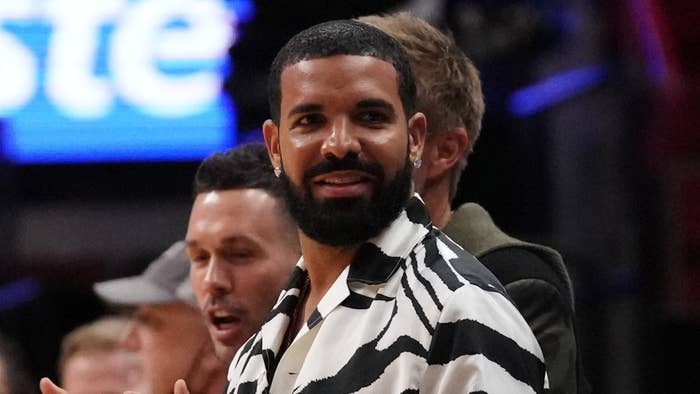 A Drake Fan Grabbed His Throat, Rapper Smiles, Nudges Fan’s Hand Away ...