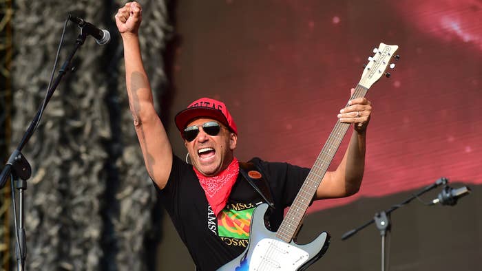 tom morello performing