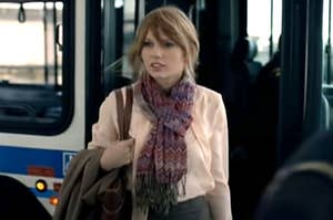 Taylor Swift getting off a bus in the Ours music video