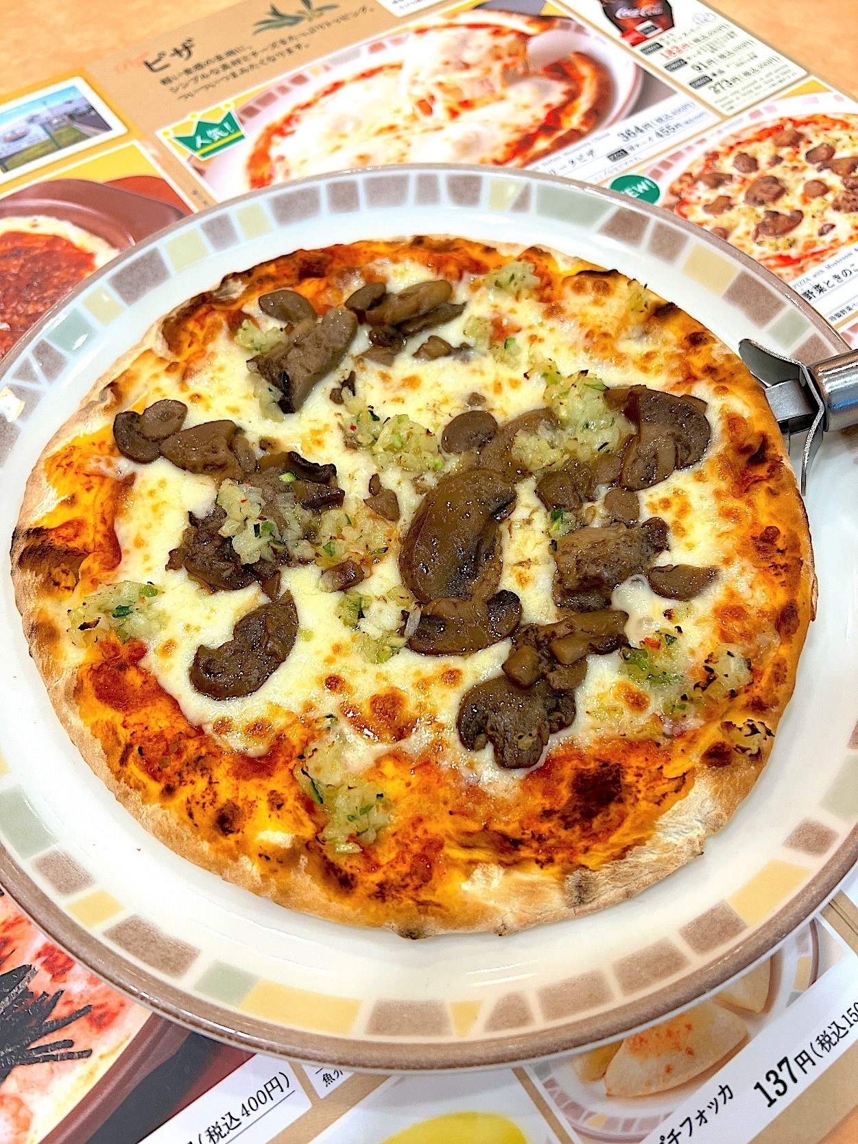 サイゼリヤのオススメの商品「野菜ときのこのピザ」