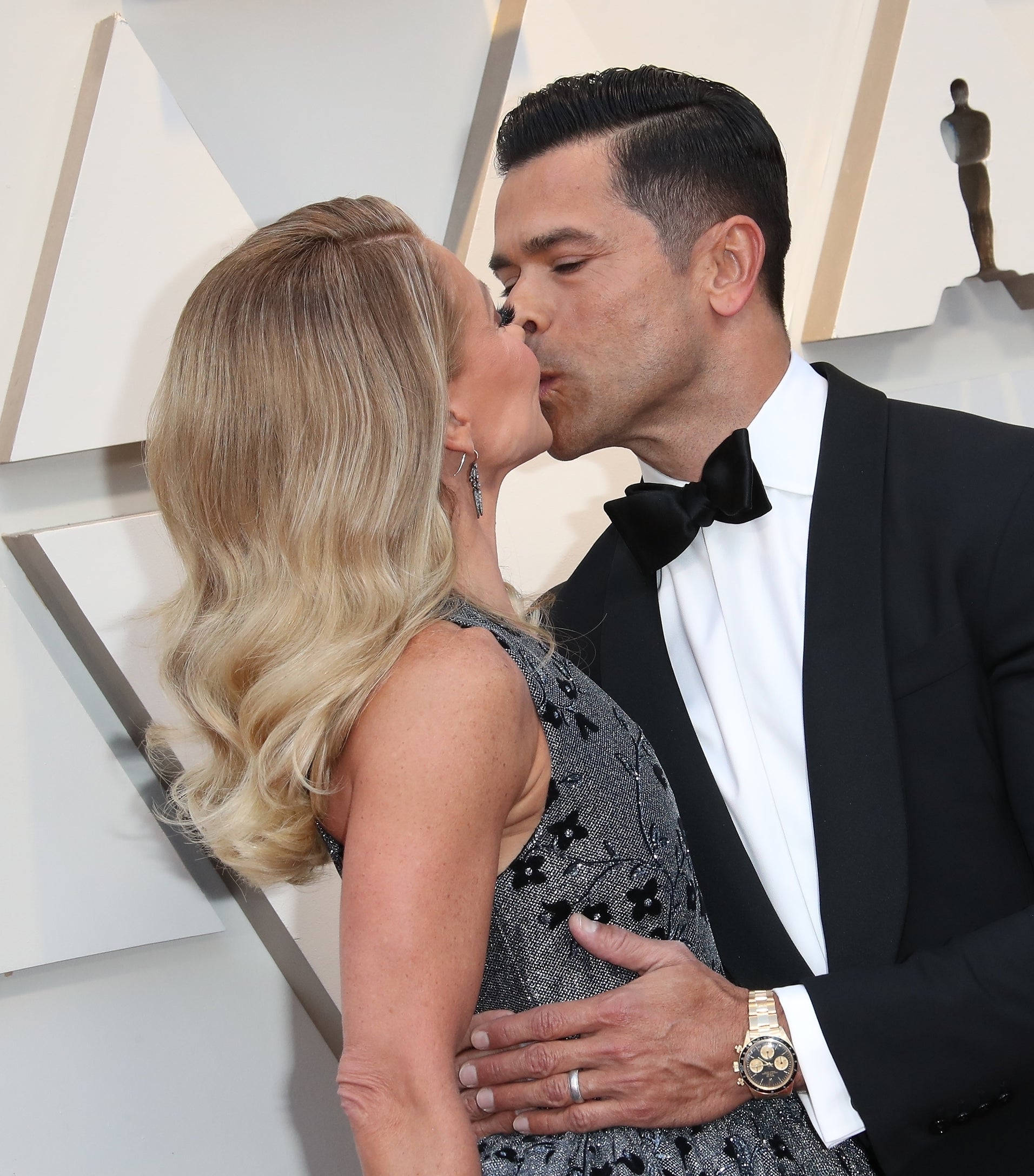 Closeup of Kelly Ripa and Mark Consuelos kissing