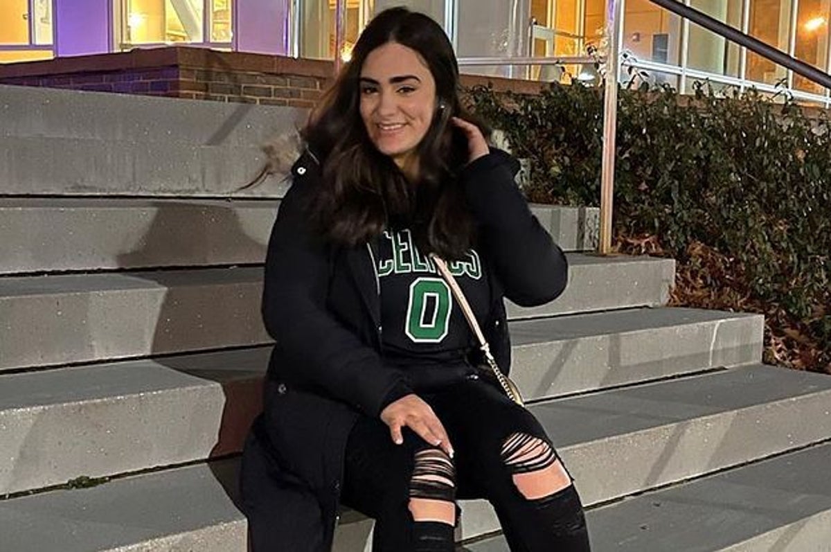 Woman who shed 175LBS celebrates by throwing her old, too-big PANTIES at  Drake during his concert - and says the moment made her feel more  'confident' than ever