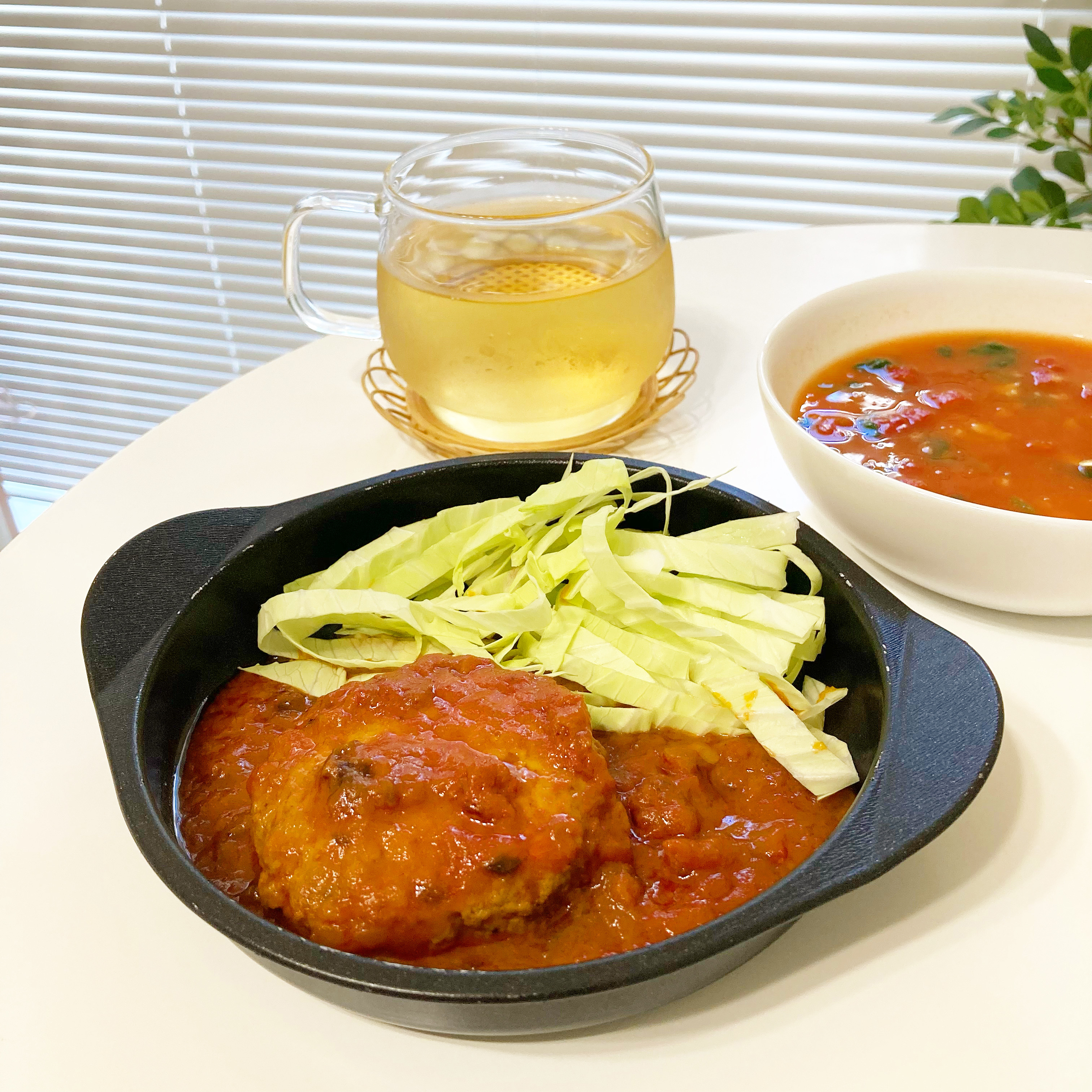 無印良品のレトルト食品「素材を生かしたお惣菜 トマトの煮込みハンバーグ」