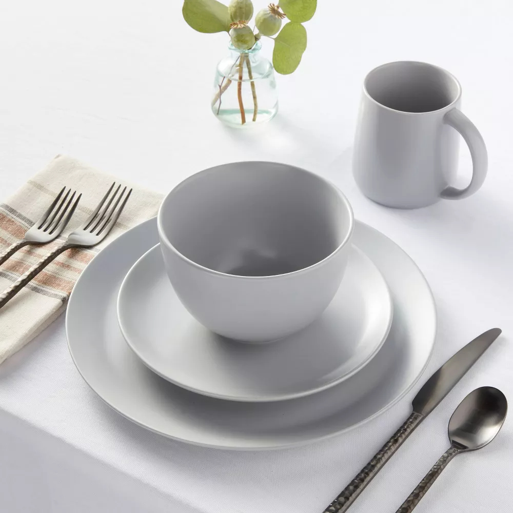 The stoneware dishes in the color Gray