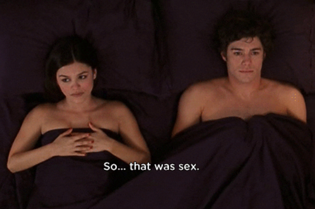 rachel bilson and adam brody laying in bed together