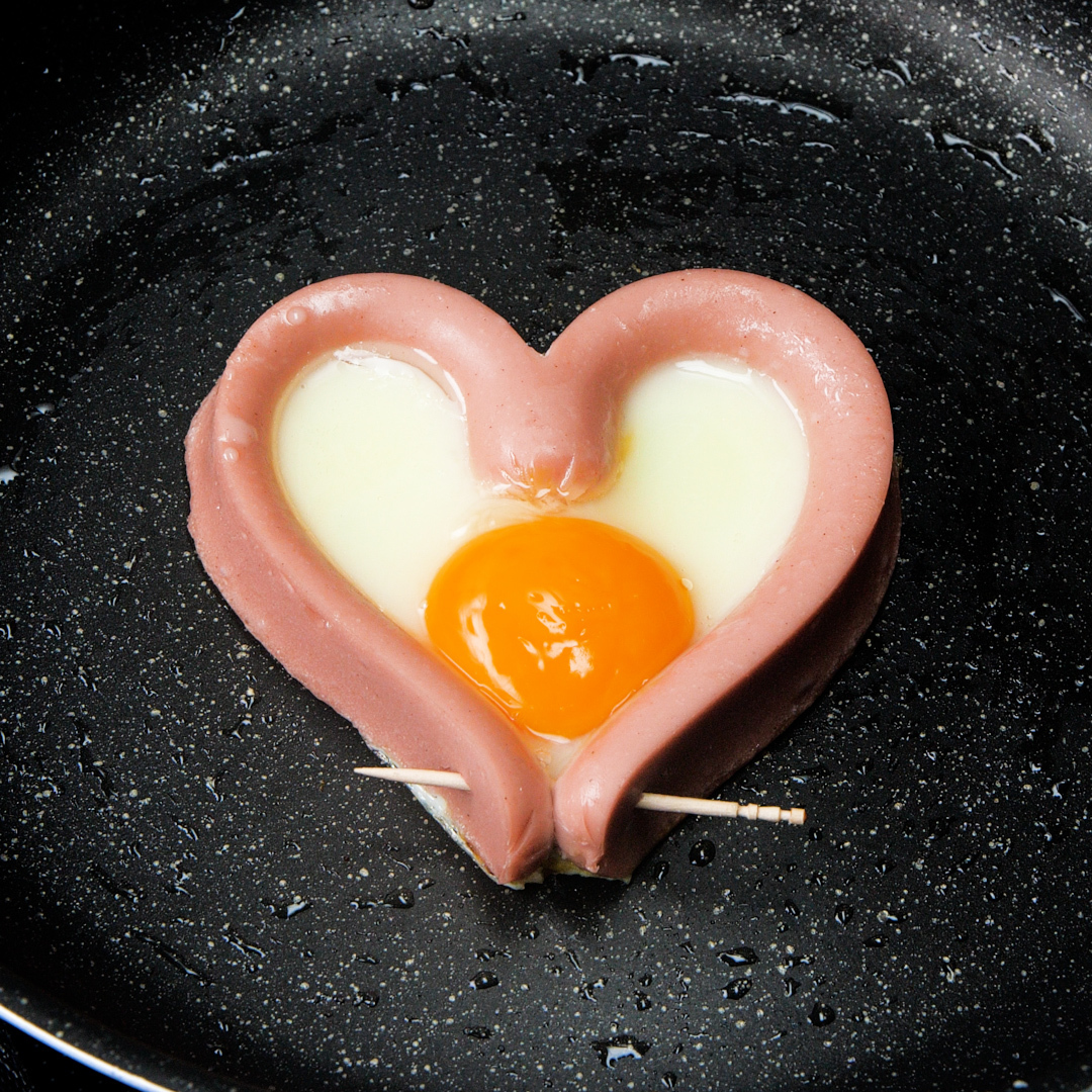 【new】stringtingアボカド・目玉焼き.スマイル.ハート 知っ得！裏技！最高の朝食♡ハート目玉焼き レシピ・作り方｜Tasty