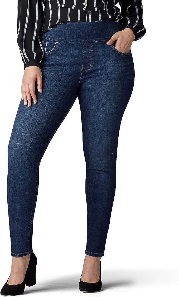 Buy Signature by Levi Strauss & Co. Gold Label Women's Totally Shaping  Pull-On Skinny Jeans, Noir, 2 Long at Amazon.in