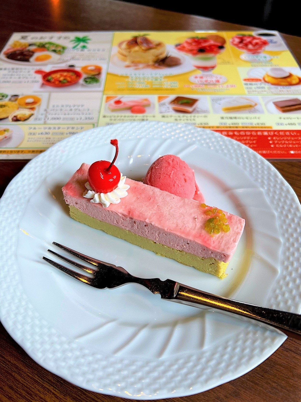 星乃珈琲店のおすすめスイーツメニュー「苺とピスタチオのWチーズケーキ/ラズベリーソルベ添え」