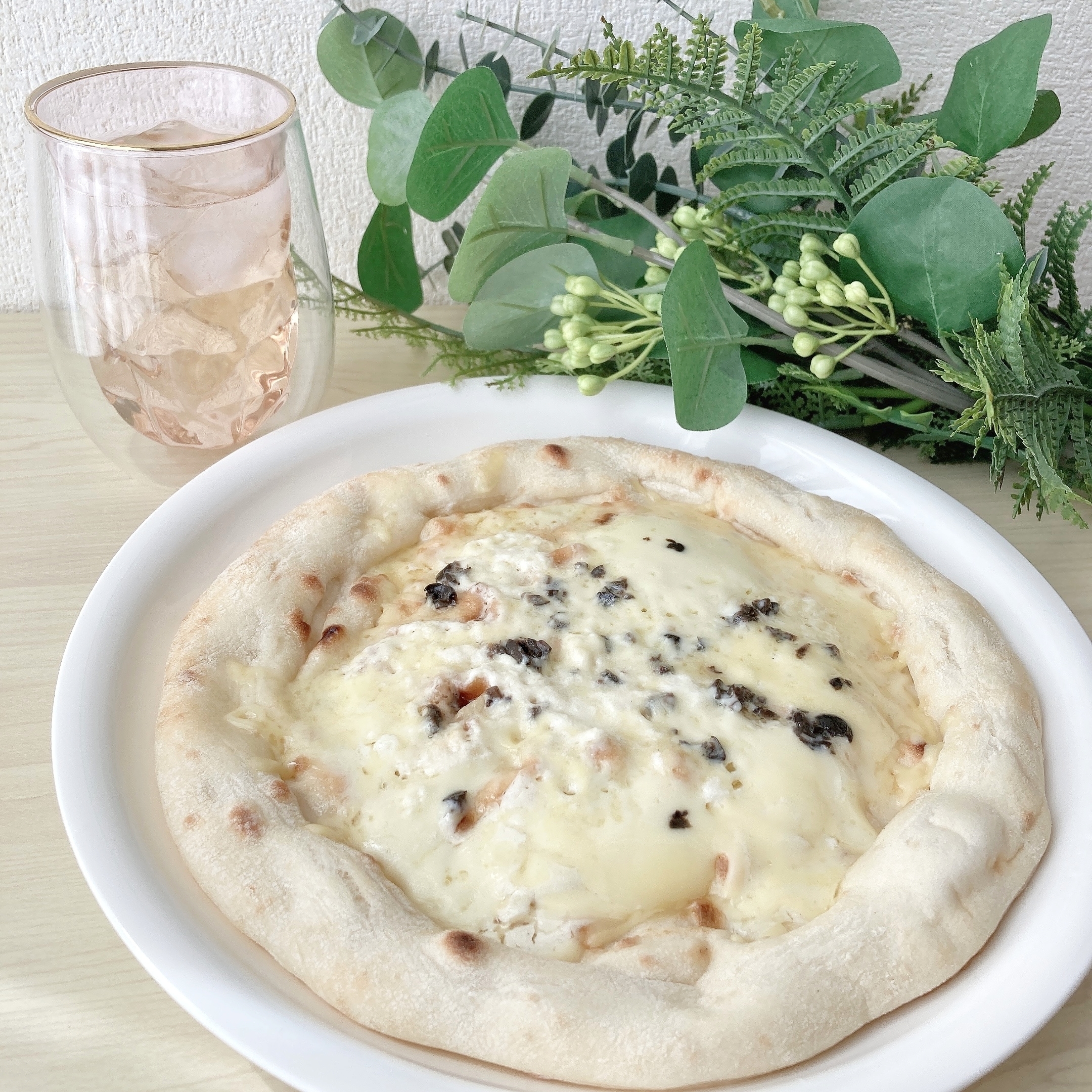 SEIYU(西友)のオススメのピザ「もっちり発酵生地を楽しむ ピッツァ トリュフ香る 5種のチーズ 1枚」