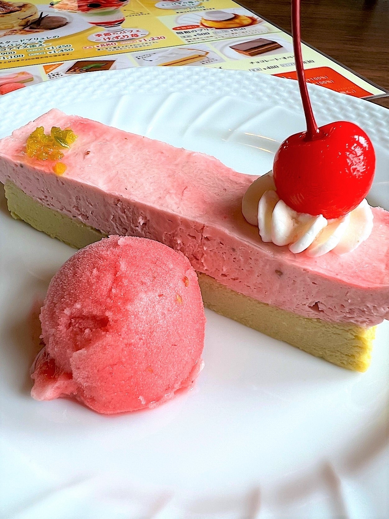 星乃珈琲店のおすすめスイーツメニュー「苺とピスタチオのWチーズケーキ/ラズベリーソルベ添え」