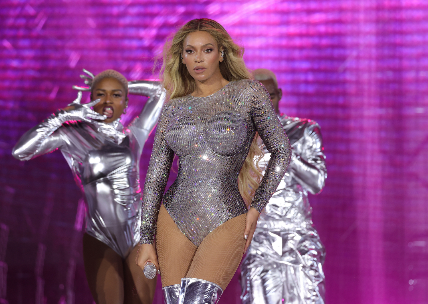 beyonce on stage with dancers