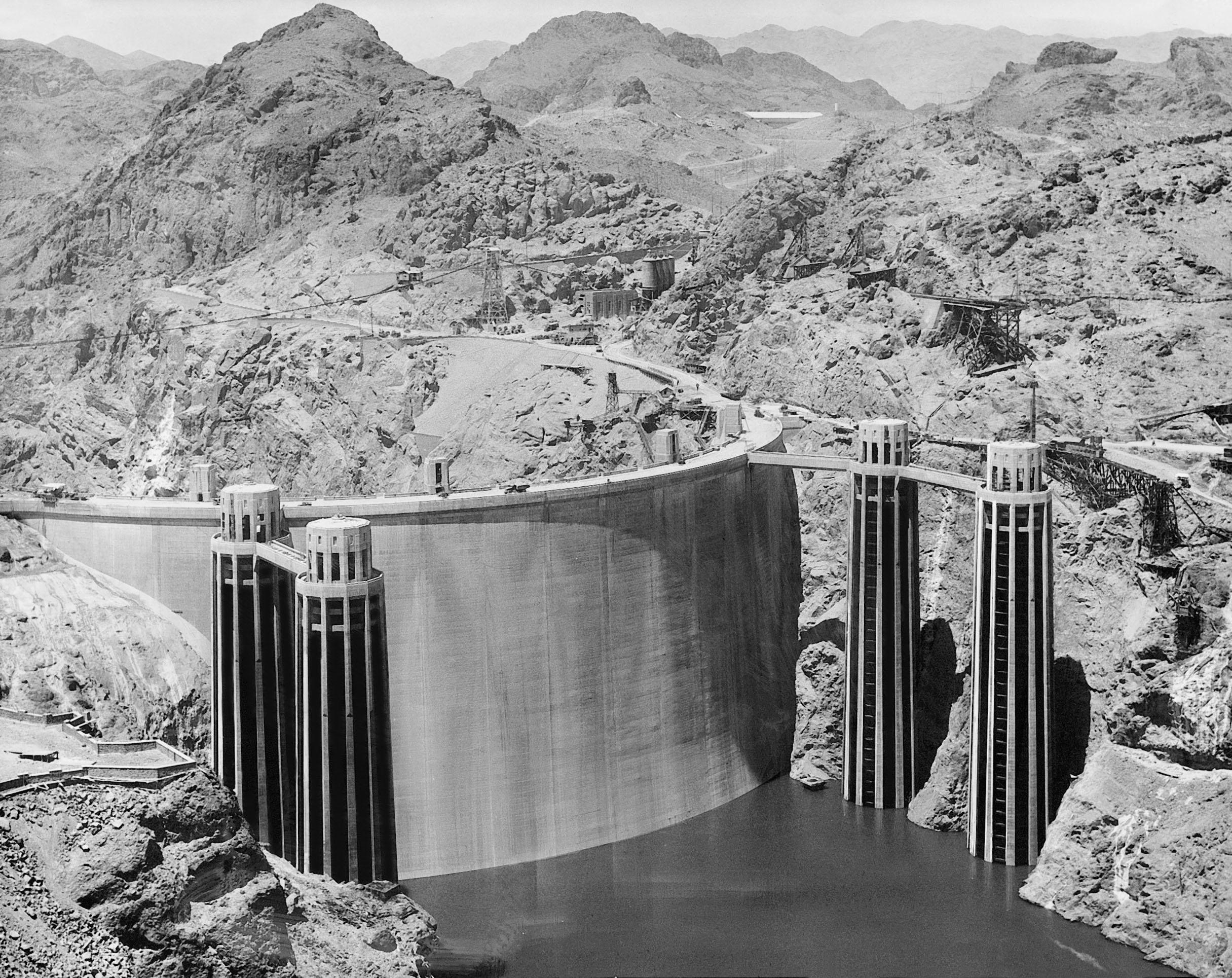 The dam amid mountain ranges