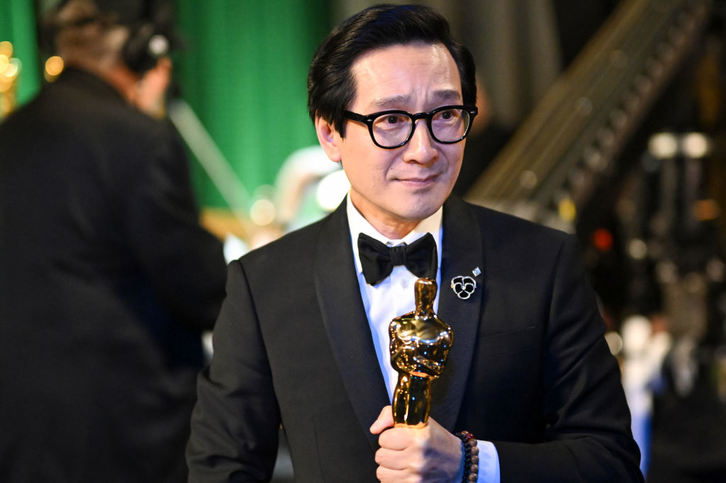 Ke Huy Quan holding his Oscar