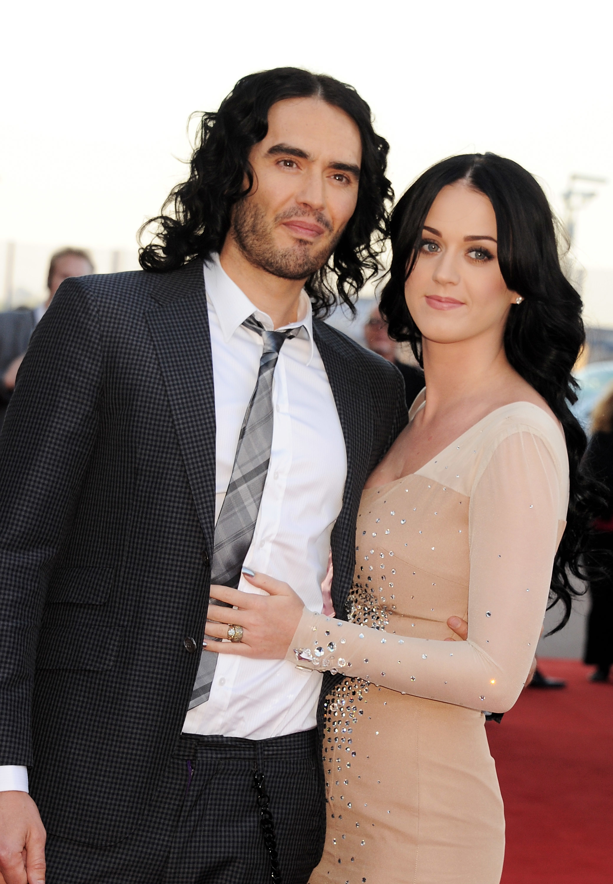 Closeup of Russell Brand and Katy Perry in each other&#x27;s arms