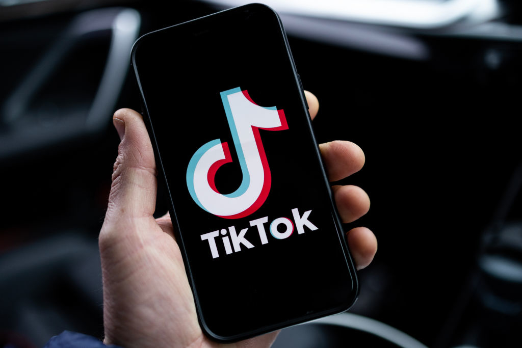 TikTok应用开机手机